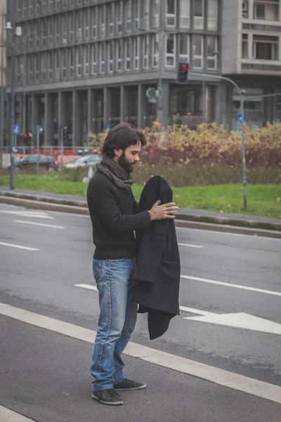 Joven hombre barbudo guapo posando en las calles de la ciudad — Foto de Stock