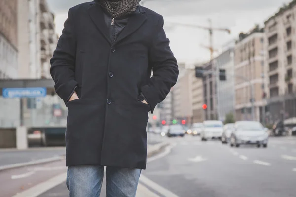 Detail of a young man posing in the city streets — Stock Photo, Image