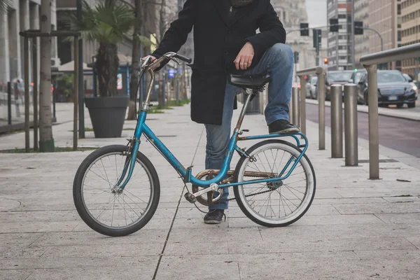 Detail of a young man posing with his bicyle — Stock Photo, Image