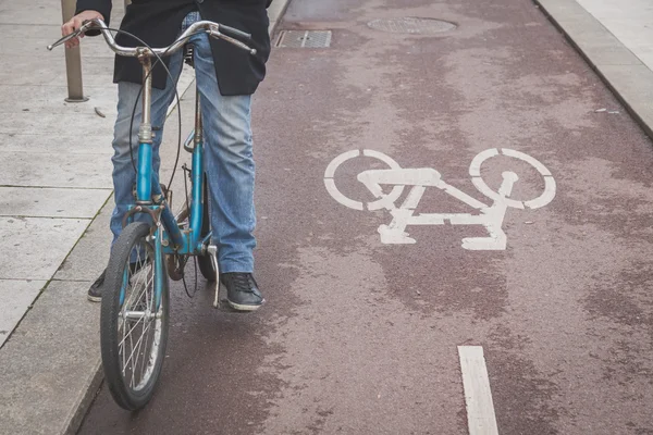 Genç bir adam onun bisiklet ile poz detay — Stok fotoğraf