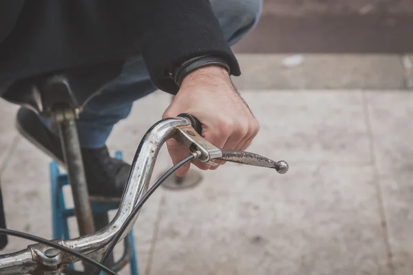 Detalj av en ung man poserar med sin bicyle — Stockfoto