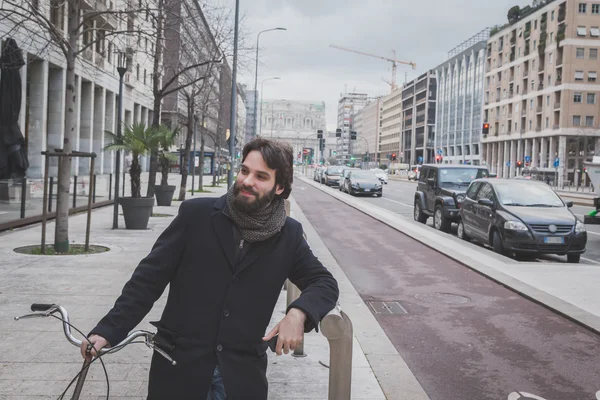 Молодий красивий бородатий чоловік позує на міських вулицях — стокове фото