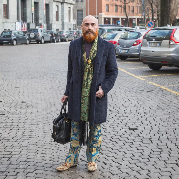 Homme devant Alberto Zambelli bâtiment de défilé de mode pour Milan Wom — Photo
