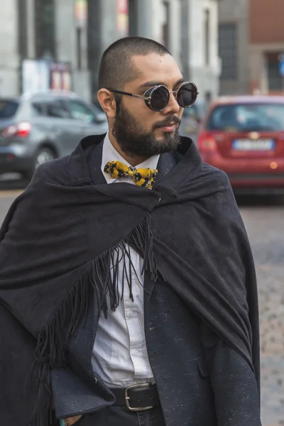 Человек за пределами здания модного показа Альберто Замбелли для Милана Вома — стоковое фото