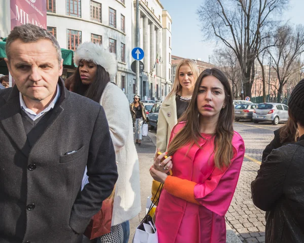 Alberto Zambelli defile Milan için bina dışındaki kişiler — Stok fotoğraf