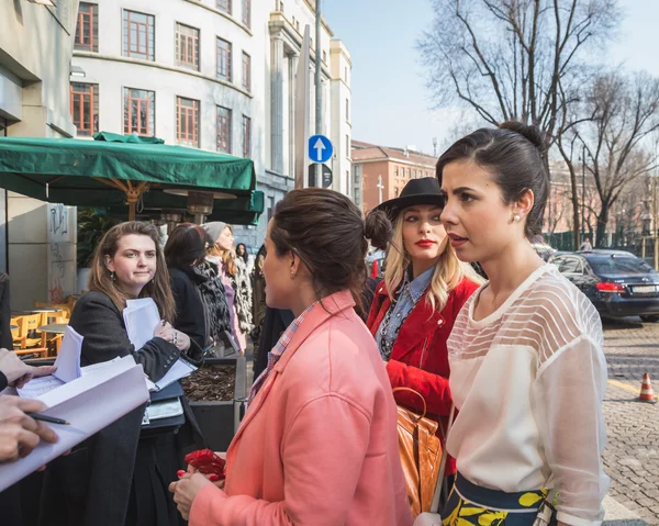 Människor utanför Alberto Zambelli modevisning byggnad för Milan — Stockfoto