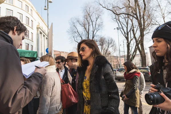Gente fuera del edificio del desfile de moda Alberto Zambelli para Milán — Foto de Stock