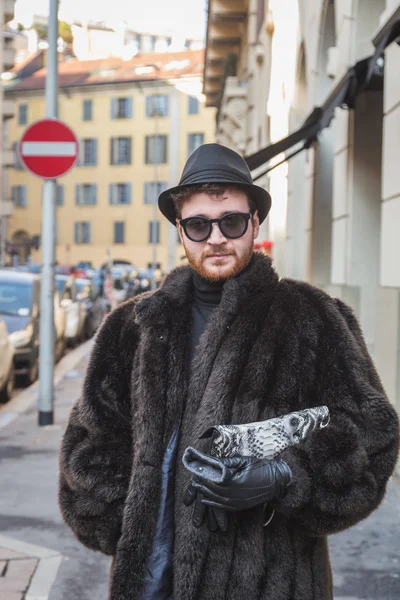 Homme devant Alberto Zambelli bâtiment de défilé de mode pour Milan Wom — Photo