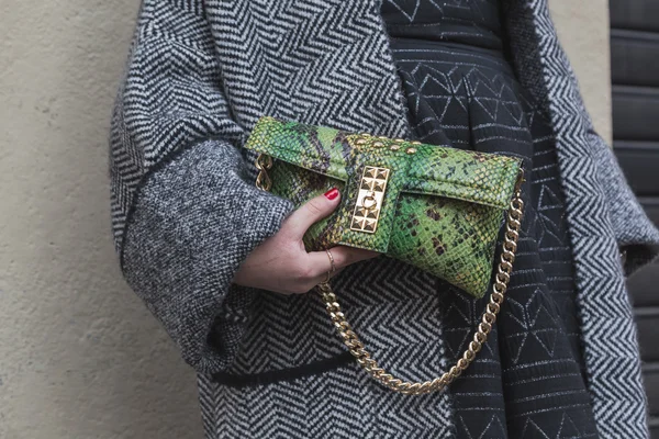 Λεπτομέρεια του τσάντα έξω από την επίδειξη μόδας του Alberto Zambelli κτίριο για — Φωτογραφία Αρχείου