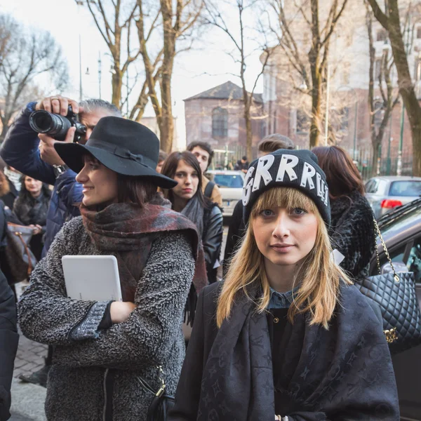 Giovane donna fuori Alberto Zambelli edificio sfilata di moda per M — Foto Stock