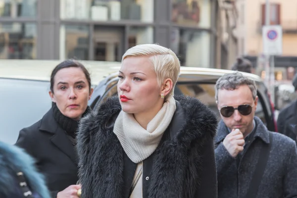 Young woman outside Alberto Zambelli fashion show building for M — Stock Photo, Image