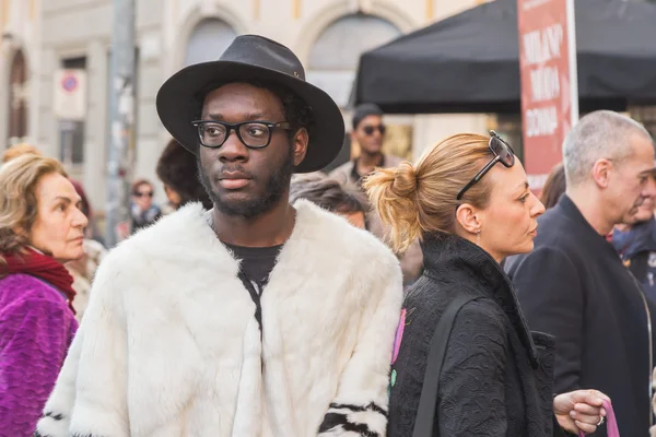 Persone al di fuori del palazzo della sfilata Alberto Zambelli per Milano — Foto Stock