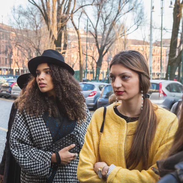 Mädchen vor alberto zambelli modeschau gebäude für milan w — Stockfoto