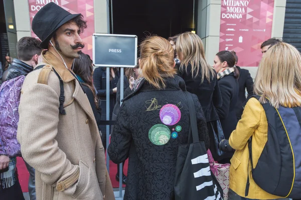 Mensen buiten Alberto Zambelli modeshow bouwen voor Milaan — Stockfoto