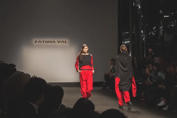 Modeller som går på catwalken på Fatima Val moteshow – stockfoto