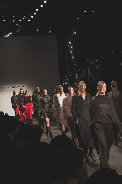 Модели, прогуливающиеся по подиуму на показе мод Фатимы Вал — стоковое фото