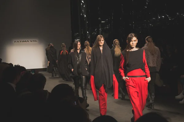 Модели, прогуливающиеся по подиуму на показе мод Фатимы Вал — стоковое фото