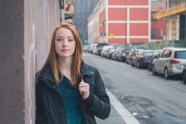 Güzel kız şehir sokaklarda poz