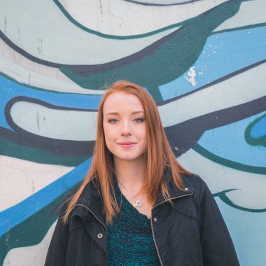 Güzel kız şehir sokaklarda poz