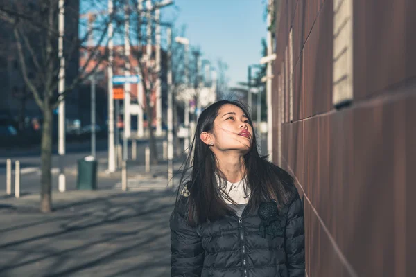 Mladá krásná čínská dívka pózuje v ulicích města — Stock fotografie