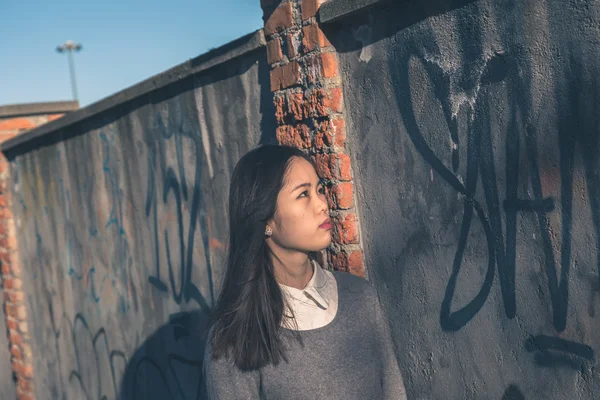 Genç güzel Çinli kız şehir sokaklarını poz — Stok fotoğraf