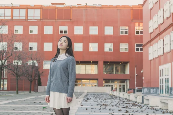 Young beautiful Chinese girl posing in the city streets — Stock Photo, Image