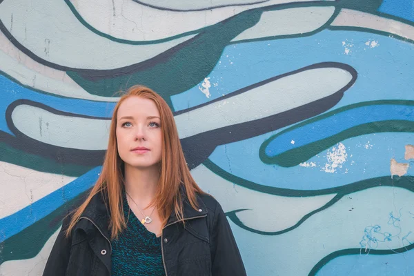 Menina bonita posando nas ruas da cidade — Fotografia de Stock