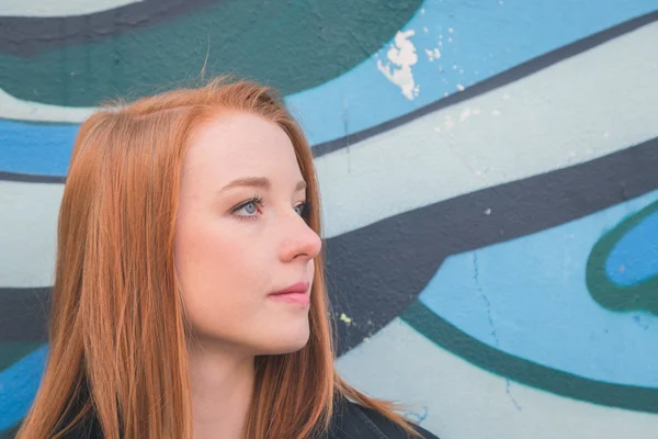 Beautiful girl posing in the city streets — Stock Photo, Image