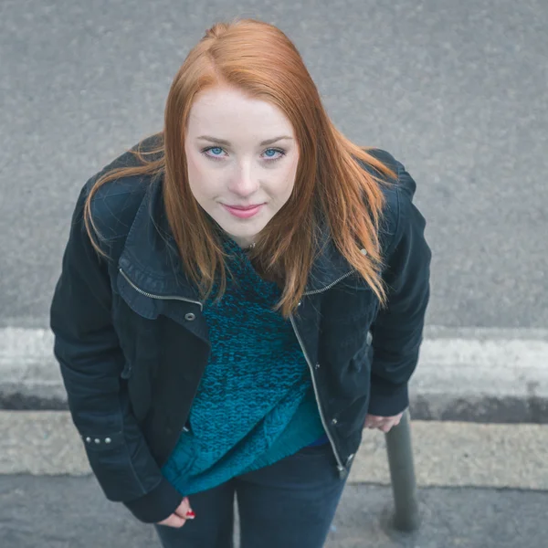 Vue du dessus d'une belle fille posant dans les rues de la ville — Photo