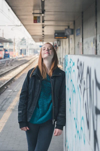 Güzel kız bir demiryolu istasyonunda poz — Stok fotoğraf