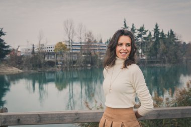 Bir şehir parkında poz güzel genç kadın