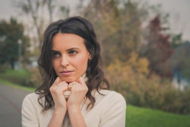 Bir şehir parkında poz güzel genç kadın