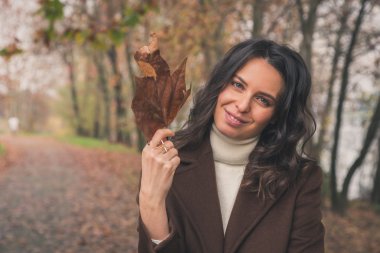 Bir şehir parkında poz güzel genç kadın