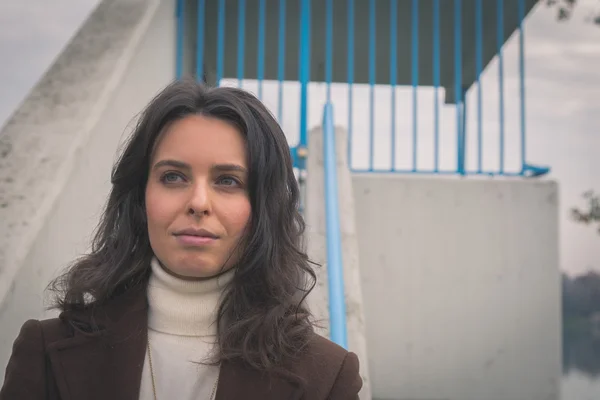 Mooie jonge vrouw poseren in een stadspark — Stockfoto