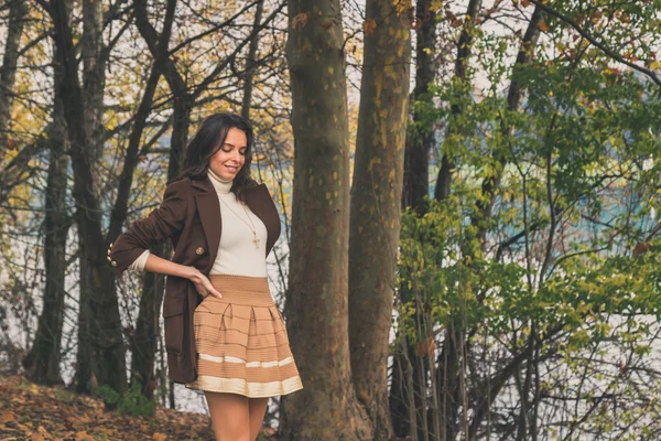 Beautiful young woman posing in a city park — Stock Photo, Image