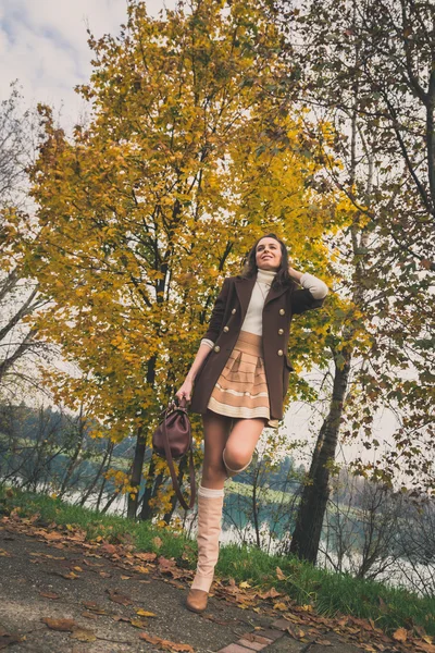 Mooie jonge vrouw poseren in een stadspark — Stockfoto