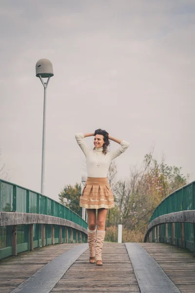 Krásná mladá žena pózuje na mostě — Stock fotografie
