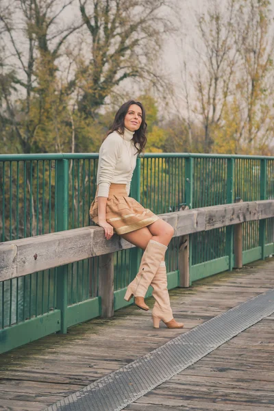 Vacker ung kvinna poserar på en bro — Stockfoto