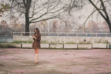 Bir şehir parkında poz güzel genç kadın