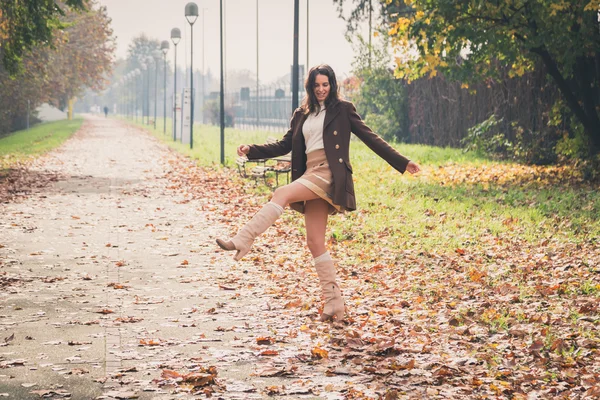 Beautiful young woman posing in a city park — Stock Photo, Image