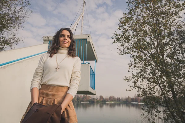 Bir şehir parkında poz güzel genç kadın — Stok fotoğraf