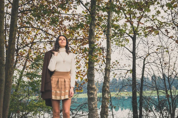 Beautiful young woman posing in a city park — Stock Photo, Image