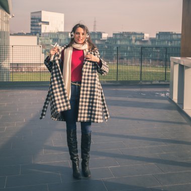 Şehir sokaklarını poz güzel genç esmer