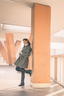 Şehir sokaklarını poz güzel genç esmer