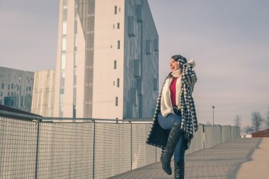 Şehir sokaklarını poz güzel genç esmer