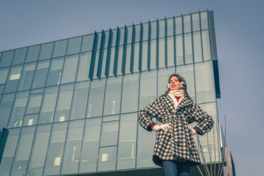 Şehir sokaklarını poz güzel genç esmer