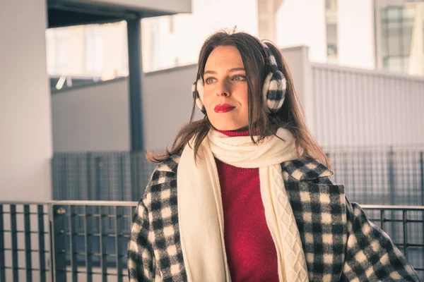 Beautiful young brunette posing in the city streets — Stock Photo, Image