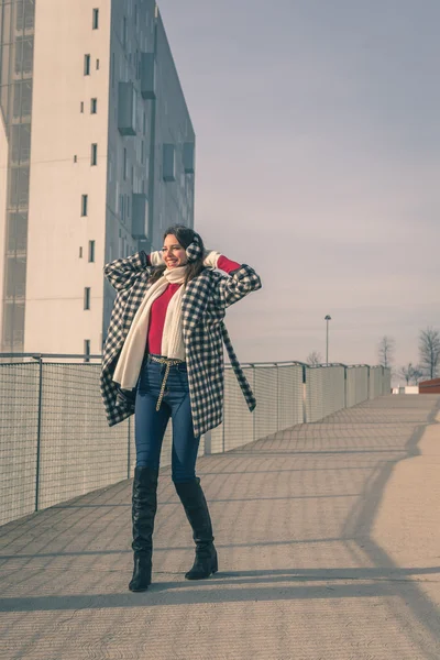 Linda jovem morena posando nas ruas da cidade — Fotografia de Stock