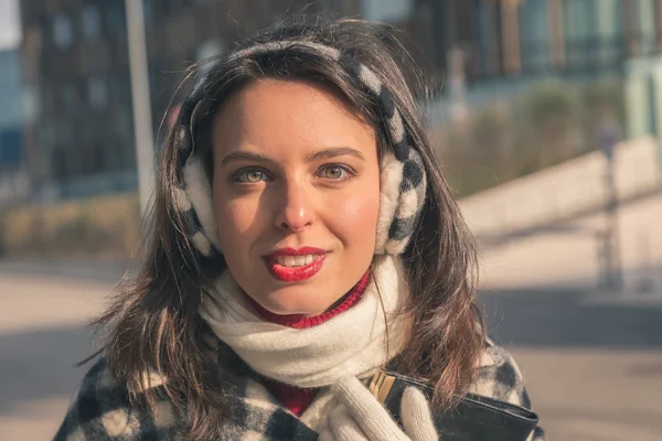 Linda jovem morena posando nas ruas da cidade — Fotografia de Stock