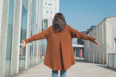 Güzel kız bir kentsel bağlamda poz